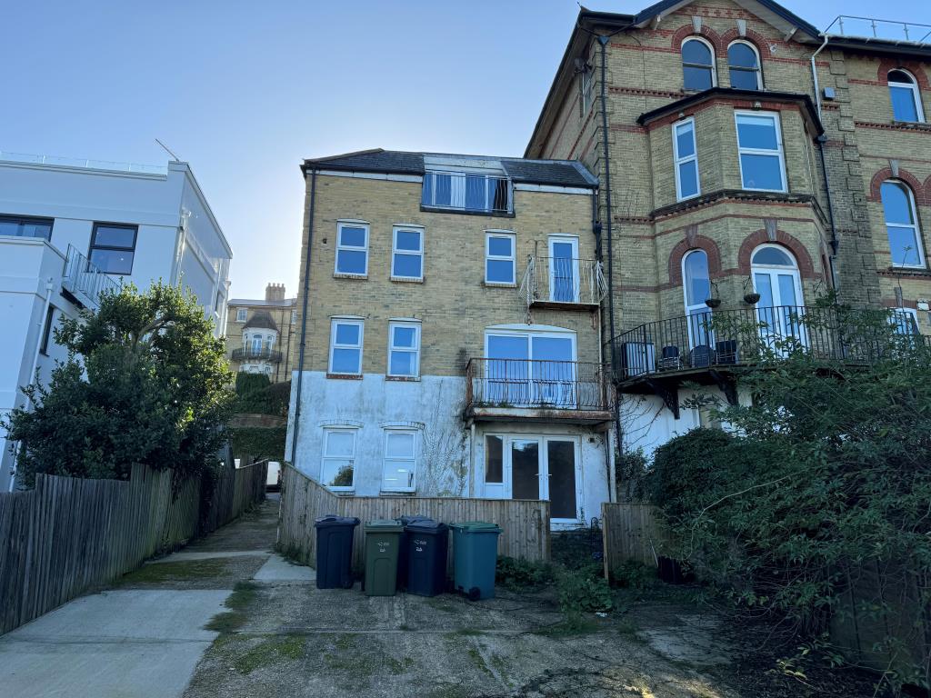 Lot: 28 - BLOCK OF THREE TWO-BEDROOM AND ONE THREE-BEDROOM FLATS WITH PARKING AND SEA VIEWS - Rear elevation of block with two balcony's